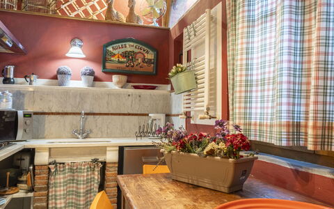 Lounge Flat Camaiore, Wifi, Versilia Coast: Mesa, Planta, Propiedad, Madera, Diseño De Interiores, Naranja, Planta De Casa, Maceta, Gabinetes, Silla