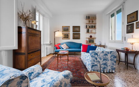 Orto Botanico Apartment With Terrace And Dome View: Marco, Mueble, Mesa, Propiedad, Gabinetes, Azul, Azur, Madera, Diseño De Interiores, Comodidad