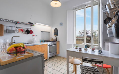 Orto Botanico Apartment With Terrace And Dome View: Mueble, Propiedad, Gabinetes, Mostrador, Mesa, Cocina, Diseño De Interiores, Madera, Estufa De Cocina, Suelo