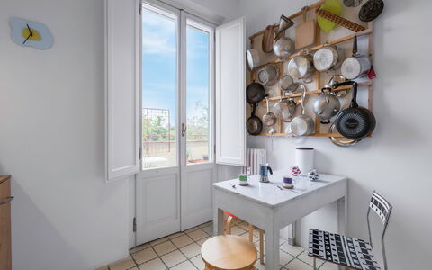 Orto Botanico Apartment With Terrace And Dome View: Mesa, Propiedad, Mueble, Ventana, Diseño De Interiores, Madera, Encendiendo, Suelo, Estantería