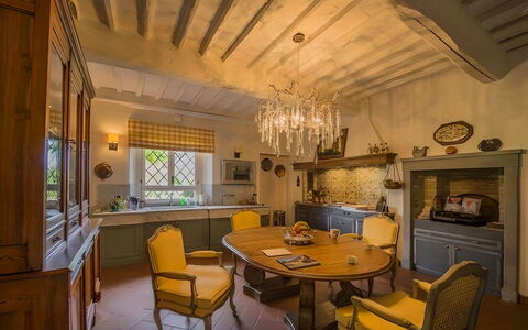 Villa Bongi: Mueble, Diseño De Interiores, Madera, Silla, Piso, Mesa, Techo, Encendiendo, Casa, Cocina