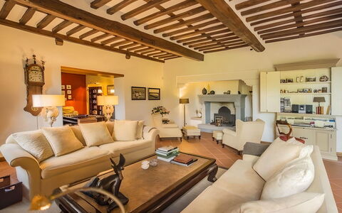 Villa Bongi: Mueble, Diseño De Interiores, Pared, Sofá, Piso, Techo, Madera, Habitación, Sala, Suelo