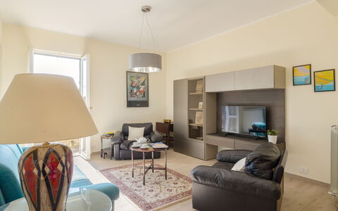 Casa Maria: Mueble, Diseño De Interiores, Piso, Suelo, Sofá, Pared, Habitación, Techo, Madera, Sala