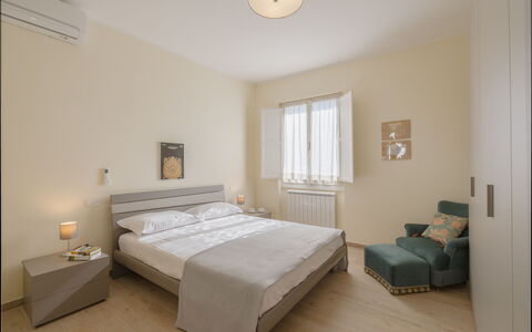 Casa Maria: Mueble, Cama, Diseño De Interiores, Habitación, Pared, Suelo, Piso, Lecho, Sábana, Madera