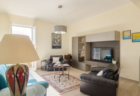 Casa Maria: Mueble, Diseño De Interiores, Piso, Suelo, Sofá, Pared, Habitación, Techo, Madera, Sala