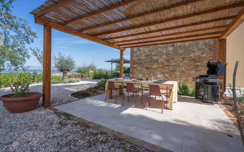 Punteriolo Spereto Family Apartment With Pool,: Planta, Mesa, Mueble, Maceta, Cielo, Sombra, Madera, Planta De Casa, Diseño De Interiores, Silla