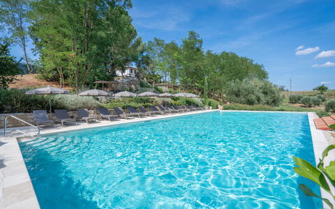 Punteriolo Spereto Family Apartment With Pool,: Agua, Planta, Los Recursos Hídricos, Propiedad, Cielo, Piscina, Nube, Azur, Árbol, Paisaje Natural