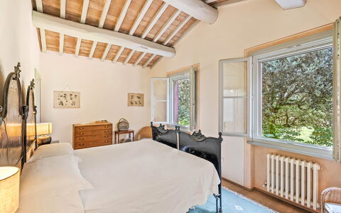 Casale Rosa: Cama, Mueble, Pared, Habitación, Diseño De Interiores, Sábana, Lecho, Piso, Casa, Habitación