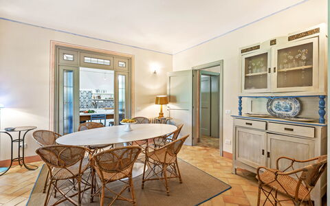 Casale Rosa: Mueble, Diseño De Interiores, Piso, Madera, Suelo, Silla, Mesa, Comedor, Cocina Y Comedor Mesa, Techo