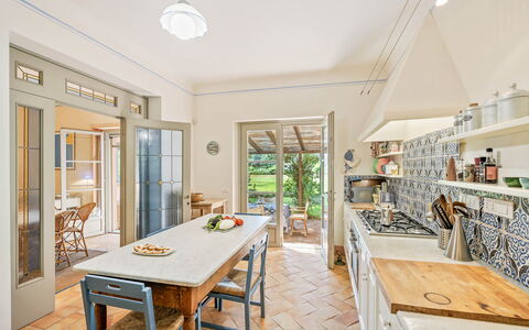 Casale Rosa: Mueble, Diseño De Interiores, Piso, Madera, Cocina, Mostrador, Suelo, Techo, Gabinetes, Casa