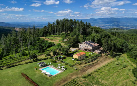 Montelucci Chianti Agrivilla: Nube, Cielo, Planta, Propiedad, Montaña, Azul, Paisaje Natural, Árbol, El Terreno Del Lote, Casa