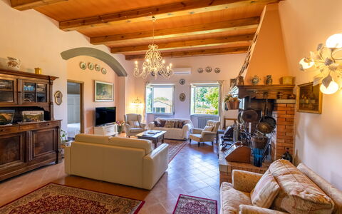 Montelucci Chianti Agrivilla: Marco, Sofá, Encendiendo, Diseño De Interiores, Amarillo, Suelo, Sala, Madera, Lámpara, Decoración