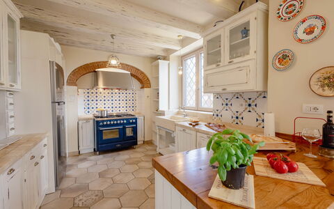 Montelucci Chianti Agrivilla: Gabinetes, Propiedad, Mostrador, Cocina, Madera, Diseño De Interiores, Arquitectura, Mesa, Suelo, Piso