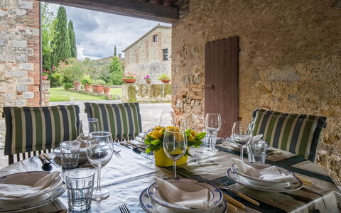 La Palazzina, Ville Di Corsano, Home And Pool: Mueble, Pared, Mesa, Cocina Y Comedor Mesa, Vajilla, Silla, Casa, Comedor, Utensilios Para Servir, Restaurante