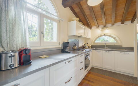 Villa Elena: Cocina, Diseño De Interiores, Mostrador, Madera, Techo, Aparato De Cocina, Gabinetes, Piso, Electrodoméstico, Mueble