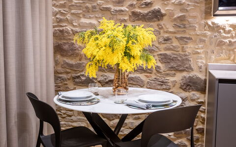 Maccari Suite: Mueble, Diseño De Interiores, Mesa, Silla, Madera, Piso, Cocina Y Comedor Mesa, Comedor, Suelo, Maceta