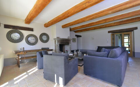 Villa Il Troscione: Mueble, Diseño De Interiores, Pared, Piso, Madera, Suelo, Techo, Habitación, Sofá, Sala