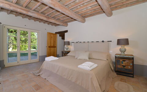 Villa Il Troscione: Mueble, Cama, Diseño De Interiores, Habitación, Piso, Madera, Suelo, Lecho, Sábana, Casa