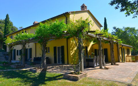 Villa Il Troscione: Casa, Sombra, Puerta, Primavera, Cabaña, Inmuebles, Hacienda, Porche, Jardín, Yarda