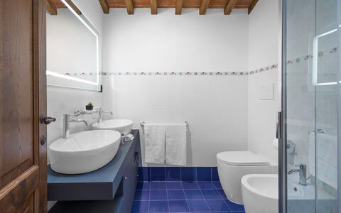 La Capanna, Borgo Campassini, Monteriggioni: Baño, Piso, Arreglo De Tubería, Lavabo, Lavabo Del Baño, Pared, Suelo, Diseño De Interiores, Grifo, Plomería