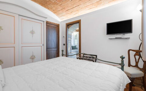 Le Volte, Borgo Campassini, Monteriggioni: Habitación, Mueble, Diseño De Interiores, Cama, Pared, Sábana, Lecho, Techo, Marco De La Cama, Encendiendo