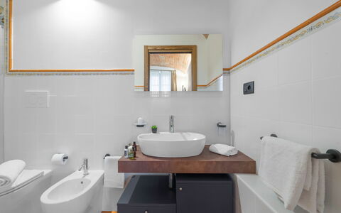 Le Volte, Borgo Campassini, Monteriggioni: Diseño De Interiores, Arreglo De Tubería, Piso, Baño, Lavabo Del Baño, Lavabo, Pared, Suelo, Madera, Grifo