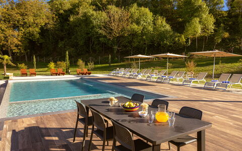 Le Torri, Borgo Campassini, Monteriggioni: Piscina, Mueble Para Exteriores, Mueble, Recurso, Silla, Mesa, Eco Hotel, Mesa Al Aire Libre, Jardín, Sombra