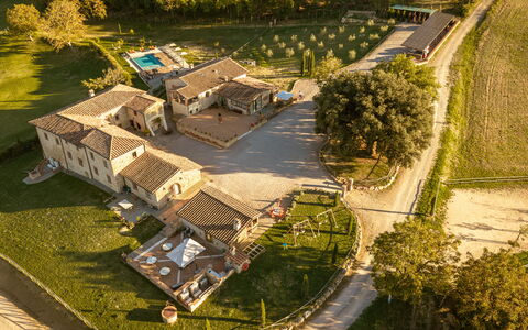 Le Torri, Borgo Campassini, Monteriggioni: Barrio Residencial, Casa, Casa, Inmuebles, Paisaje, Llanura, El Terreno Del Lote, Área Rural, Asentamientos Humanos, Cabaña