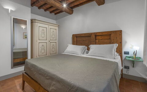 Le Torri, Borgo Campassini, Monteriggioni: Mueble, Habitación, Diseño De Interiores, Cama, Piso, Techo, Habitación, Sábana, Suelo, Lecho