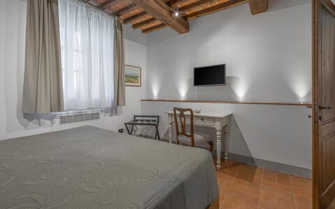 Le Torri, Borgo Campassini, Monteriggioni: Diseño De Interiores, Techo, Habitación, Marco De La Cama, Habitación, Madera Dura, Manchas De Madera, Marco, Lámpara, Lámpara