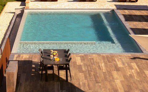 Il Borgo, Borgo Campassini, Monteriggioni: Piscina, Madera, Piso, Suelo, Material Compuesto, Mueble Para Exteriores, Manchas De Madera, Losa, Madera Dura, Suelos De Madera