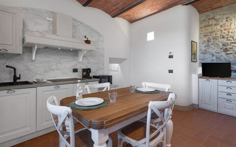 Il Borgo, Borgo Campassini, Monteriggioni: Diseño De Interiores, Pared, Mueble, Piso, Cocina, Suelo, Techo, Mostrador, Casa, Encendiendo