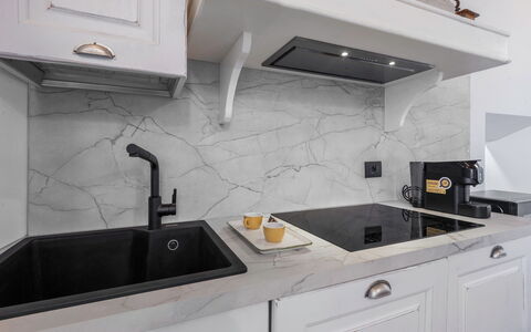 Il Borgo, Borgo Campassini, Monteriggioni: Cocina, Mostrador, Diseño De Interiores, Grifo, Lavabo, Arreglo De Tubería, Aparato De Cocina, Casa, Lámpara, Gabinetes