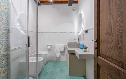 Il Borgo, Borgo Campassini, Monteriggioni: Piso, Pared, Suelo, Diseño De Interiores, Arreglo De Tubería, Baño, Grifo, Techo, Lavabo, Encendiendo