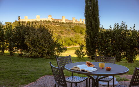 La Piazzetta, Borgo Campassini, Monteriggioni: Hierba, Arbusto, Paisaje, El Terreno Del Lote, Cobertura Del Suelo, Jardín, Mueble Para Exteriores, Paisajismo, Césped, Yarda