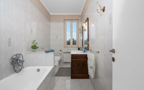 Borgo House In Florentine Hills With Pool: Piso, Arreglo De Tubería, Baño, Bañera, Suelo, Diseño De Interiores, Grifo, Lavabo, Plomería, Encendiendo