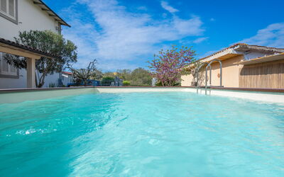 Borgo House In Florentine Hills With Pool: Azul, Piscina, Material Compuesto, Recurso, Fuente De Agua, Eco Hotel, Hotel, Centro De Ocio, Villa, Ciudad De Vacaciones