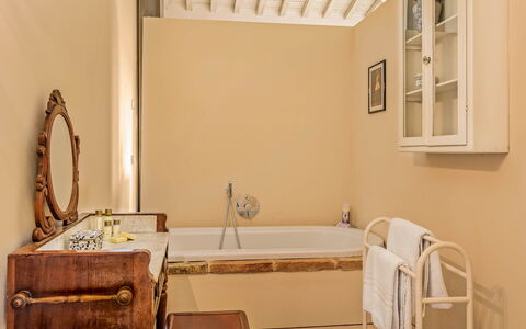 Terra Quercus: Pared, Diseño De Interiores, Arreglo De Tubería, Bañera, Baño, Piso, Suelo, Plomería, Grifo, Encendiendo