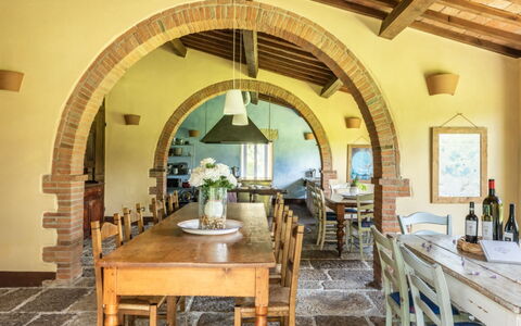 Podere Monti: Mueble, Pared, Madera, Diseño De Interiores, Mesa, Casa, Techo, Cocina Y Comedor Mesa, Silla, Comedor