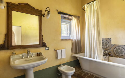 Podere Monti: Baño, Arreglo De Tubería, Pared, Diseño De Interiores, Lavabo Del Baño, Bañera, Piso, Grifo, Lavabo, Suelo