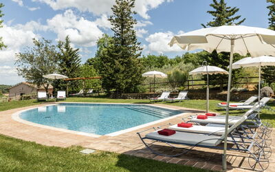 Podere Monti: Piscina, Mueble, Mueble Para Exteriores, Sunlounger, Recurso, Jardín, Silla, Paraguas, Sombra, Eco Hotel