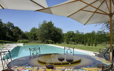 Mulino della Villa: Mueble, Jardín, Sombra, Silla, Mueble Para Exteriores, Fuente De Agua, Paisajismo, Estanque, Piscina, Yarda