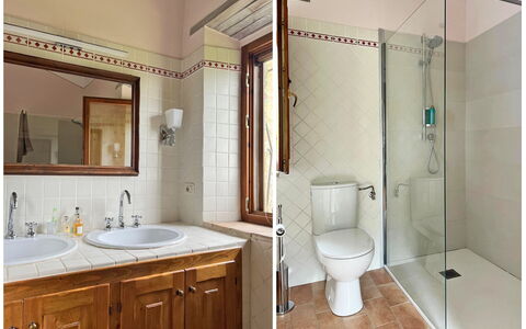 Villa la Felce: Baño, Arreglo De Tubería, Pared, Diseño De Interiores, Piso, Suelo, Lavabo, Lavabo Del Baño, Grifo, Plomería