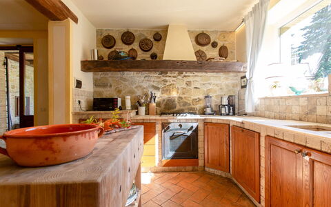 Villa la Felce: Diseño De Interiores, Cocina, Mueble, Mostrador, Piso, Pared, Madera, Gabinetes, Suelo, Techo