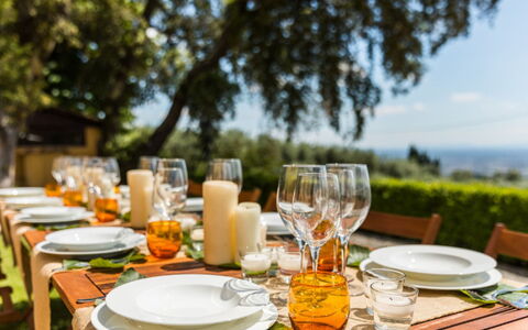 Villa Cerreta: Vajilla, Mesa, Mueble, Drinkware, Comida, Manteles, Utensilios Para Servir, Barware, Stemware, Plato