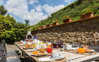 Villa Cerreta: Piscina, Mueble Para Exteriores, Recurso, Maceta, Jardín, Eco Hotel, Planta De Casa, Yarda, Sunlounger, Mesa Al Aire Libre