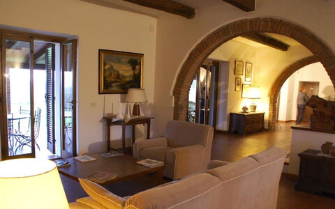 Villa del Lago: Mueble, Diseño De Interiores, Pared, Piso, Madera, Habitación, Sofá, Silla, Sala, Mesa