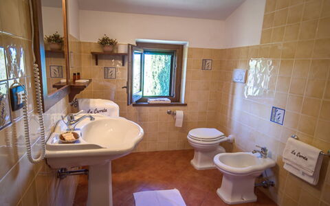 Villa del Lago: Piso, Arreglo De Tubería, Lavabo Del Baño, Baño, Lavabo, Diseño De Interiores, Suelo, Grifo, Mueble, Plomería