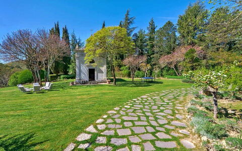 Villa Aiola: Árbol, Hierba, Verde, Naturaleza, Arbusto, Jardín, Paisaje, Cobertura Del Suelo, Primavera, Césped