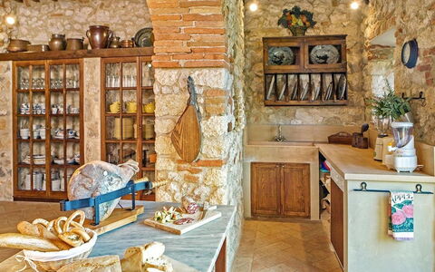 Villa Aiola: Mueble, Diseño De Interiores, Madera, Piso, Cocina, Encendiendo, Suelo, Estante, Gabinetes, Habitación